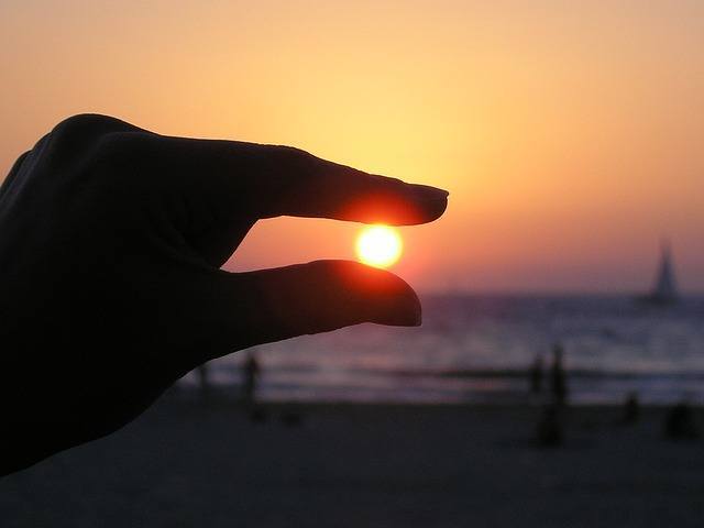 sun-in-the-hand-615285_640